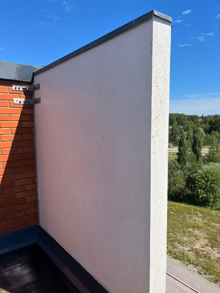 Betoniseinä punajäkälän puhdistuksen jälkeen.