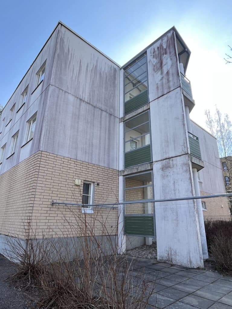 Tämän Espoossa sijaitsevan betonipintaisen kiinteistön ilme muuttui täysin ammattilaistemme käsittelyssä.