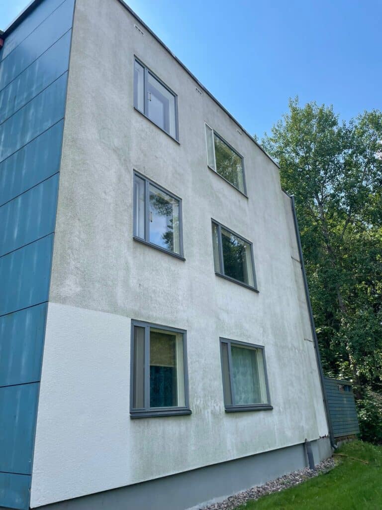 Vihreä levä oli vallannut tämän Vantaalaisen taloyhtiön rapatut julkisivut. Oikealla tekniikalla suoritettu hellävarainen puhdistus ja suojakäsittely onnistui loistavasti.